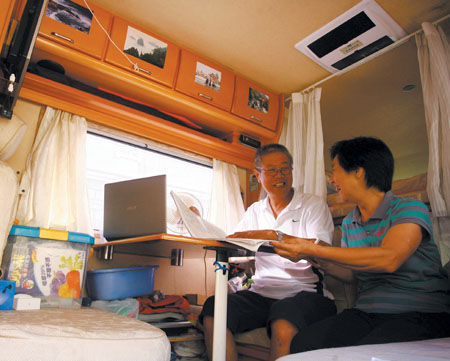 太阳成集团tyc7111cc_王毅祭扫朝鲜安州中国人民志愿军烈士陵园(图2) 太阳成集团tyc7111cc