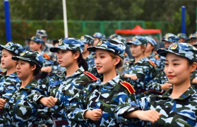 【太阳成集团tyc7111cc】
新生军训时 教官总是盯着女生看是有原因的 别误会教官(图3)