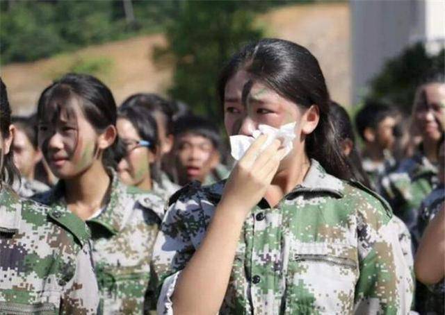 【太阳成集团tyc7111cc】
新生军训时 教官总是盯着女生看是有原因的 别误会教官(图7)