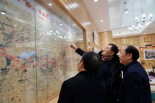 太阳成集团tyc7111cc：
陈宇大校一行莅临灌阳红色书店视察指导事情(图8)